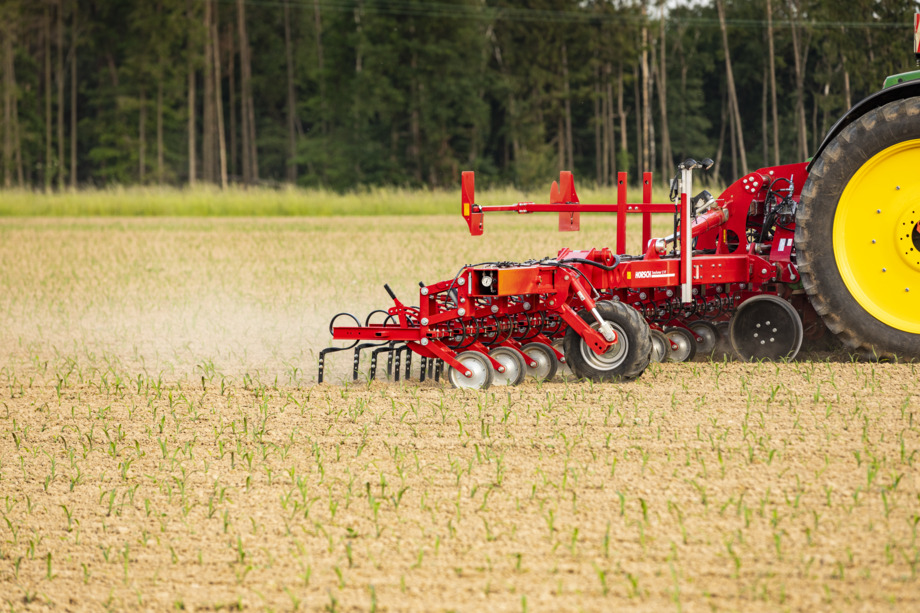 Conception robuste et compacte du châssis, pour des largeurs de travail allant jusqu&#39;à 18 m
