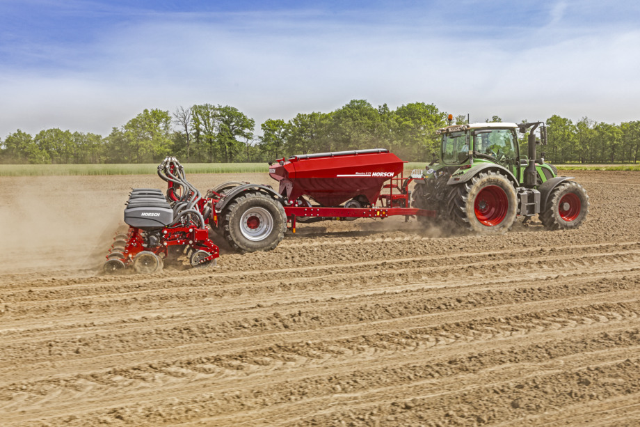 Maestro 8 CX с семенными ящиками на высевающих секциях для посева кукурузы
