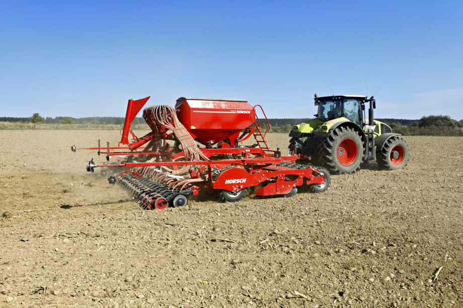 Pronto 9 DC with filling auger