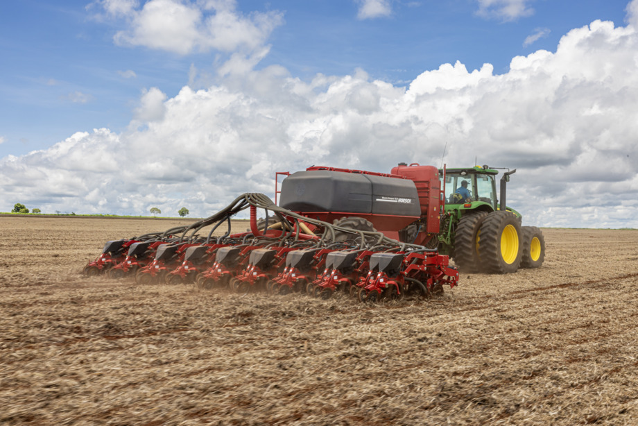 Grande autonomia 4.500 l adubo e 3.000 l semente
