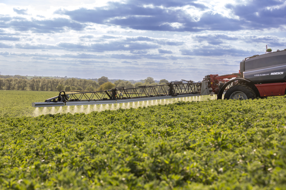 Идеальное смачивание в сложных условиях — низкий уровень сноса, 25 см между форсунками и активное поддержание постоянного расстояния до целевой поверхности