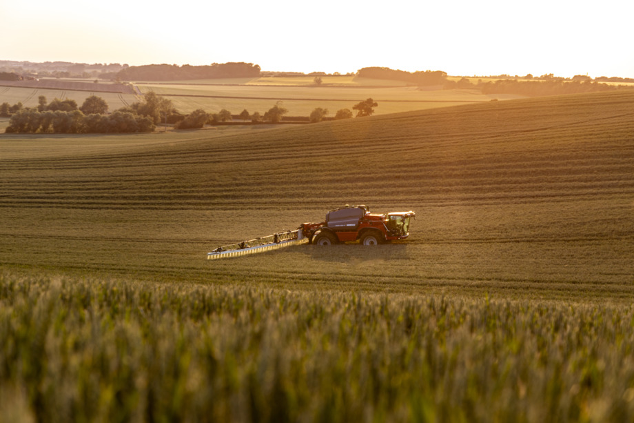 Щадящее воздействие и минимальное уплотнение почвы благодаря распределению веса 50:50 между передней и задней осями 