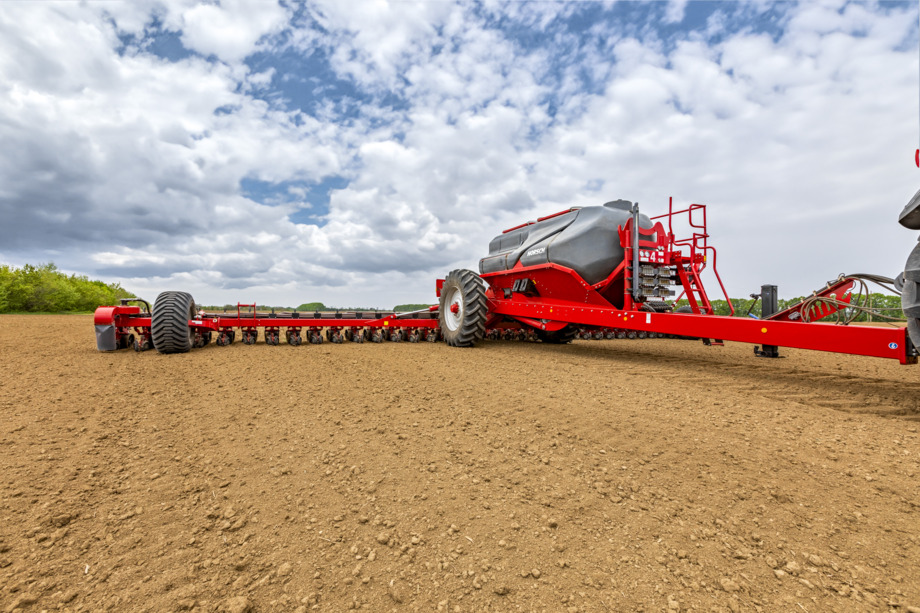 Узкая форма бункера для семян, быстрое складывание и рабочая ширина 18 м 