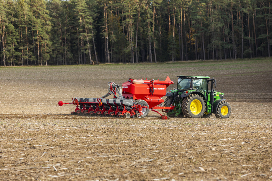 Maestro 8 DV на посеве кукурузы